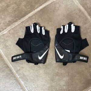 Nike Black and White Training Gloves. Let’s lift some weights ladies!